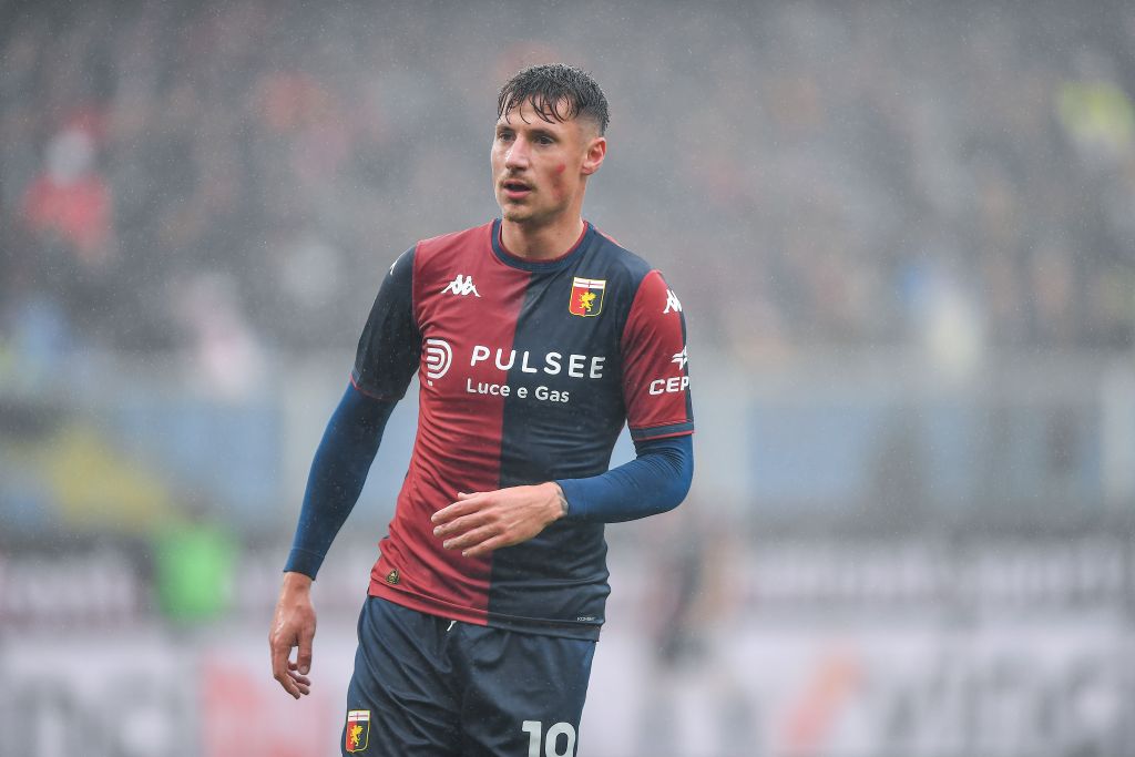 Pinamonti e un autogol dopo il rosso a Tourè, il Genoa passa a Udine