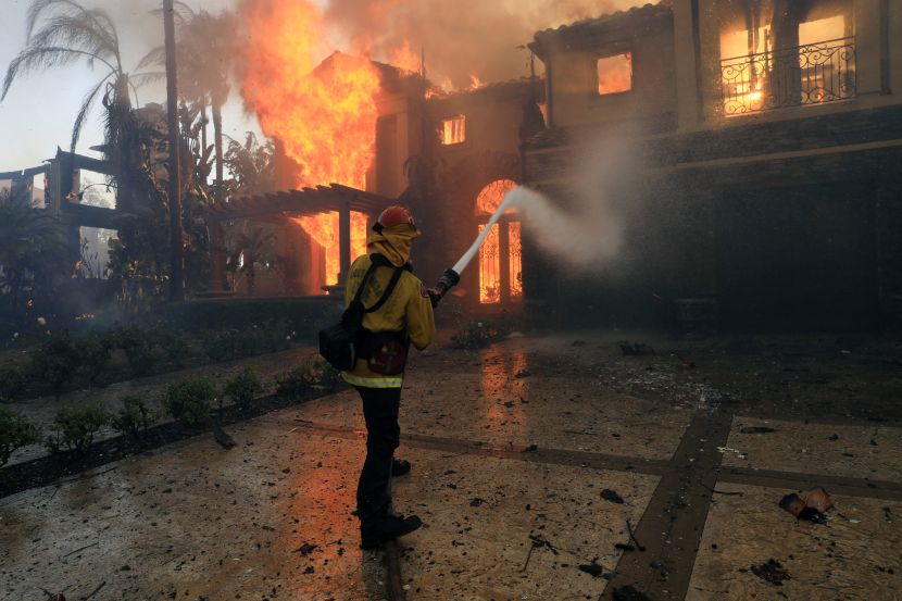 Salgono a 24 i morti a Los Angeles, preoccupano le condizioni meteo